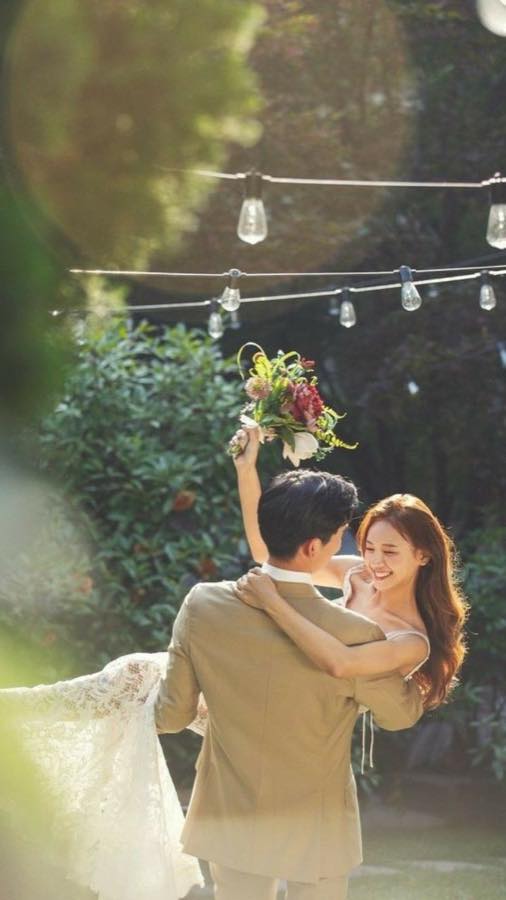花园婚礼抱起新娘