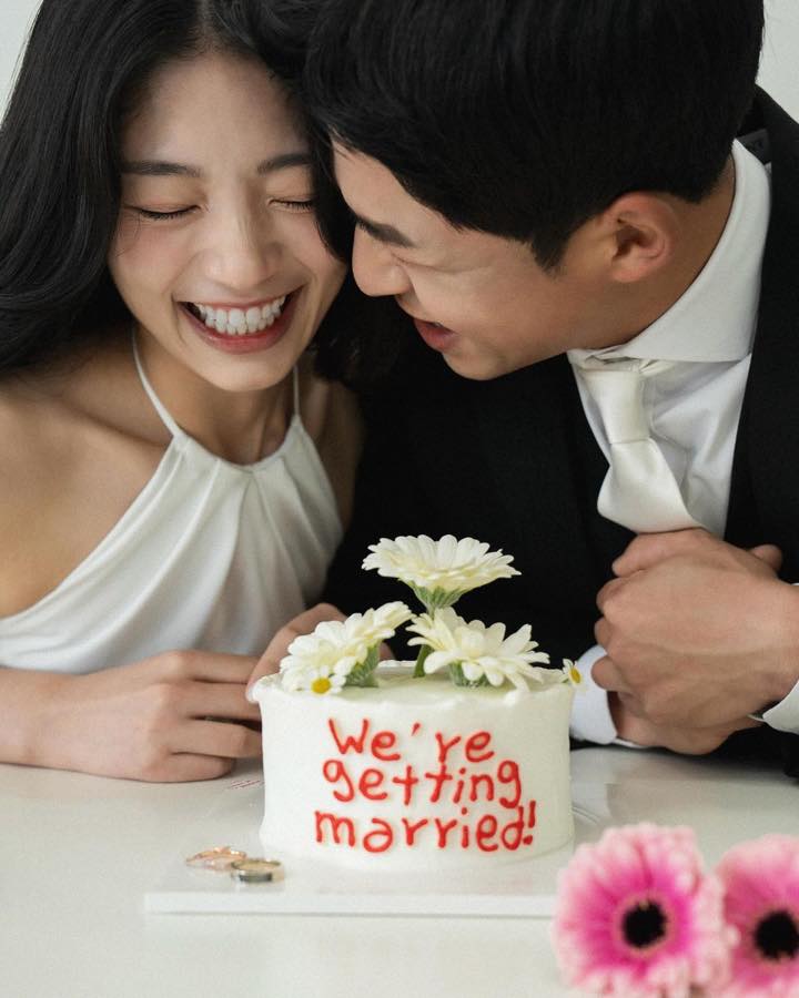 订婚蛋糕大笑情侣