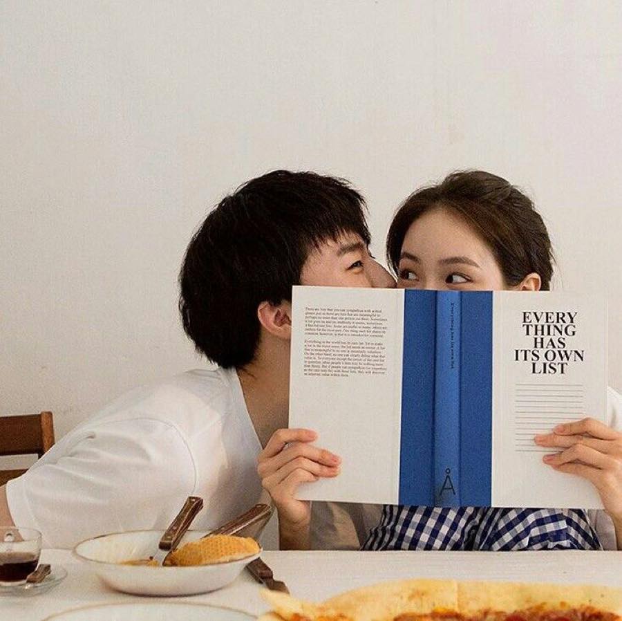 餐桌书本遮吻情侣